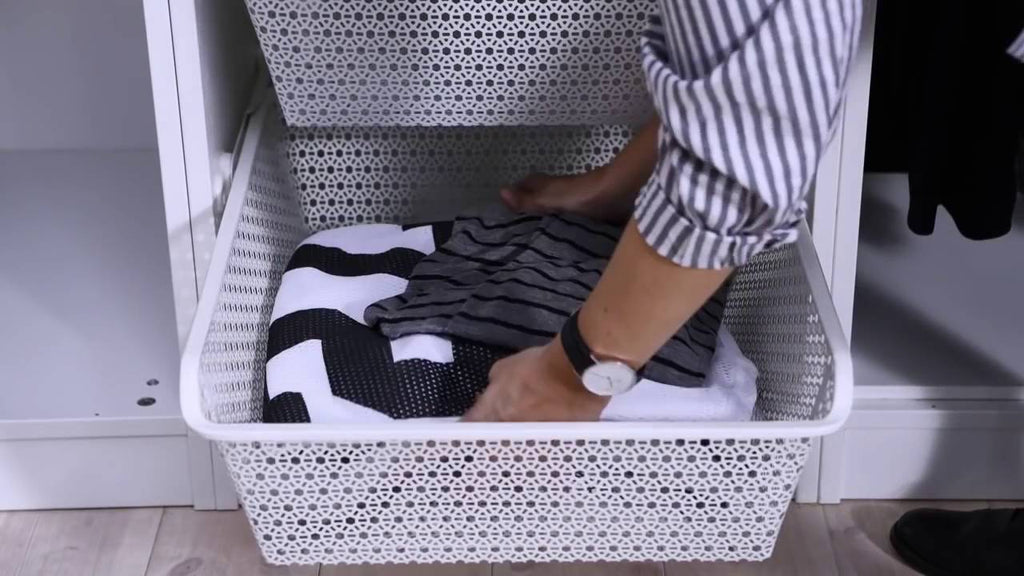 Watch this video for tips on organising your closet in a few simple steps!